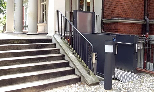 Ein Hublift kann auch an Treppen vor dem Hauseingang installiert werden. Hublift im Außenbereich