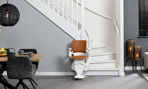 Verschiedene Treppenlift Modelle zum mieten. Treppenlift mieten auch bei Kurventreppen
