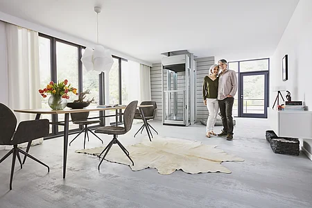 Der Lifton Senkrechtlifte für viel Komfort. Ehepaar mit dem eleganten Homelift