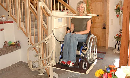 Treppenlift Beratung auch für Kunden die eine Rollstuhllifte benötigen. Zufriedene Kundin nach Treppenlift-Beratung mit Rollstuhllift