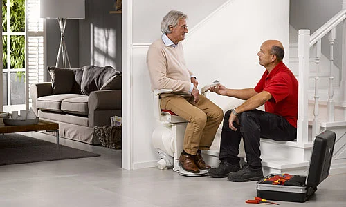 Ein Serviceleistung eines Treppenlift-Anbieters ist die professionelle Wartung. Gute Serviceleistungen des Treppenlift-Anbieters sind wichtig