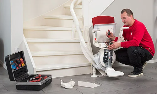 Ein Sevice ist die Reparatur durch geschulte Treppenlift Service-Techniker. Treppenlift-Service: professionelle Reparatur durch einen Servicetechniker
