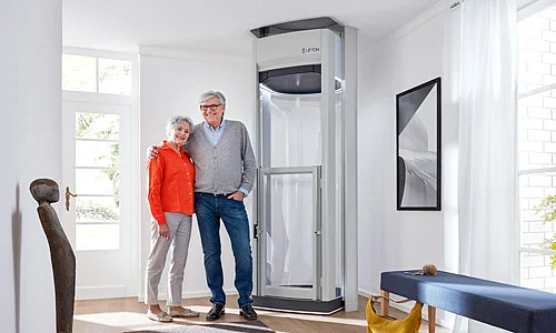 Erstaunlich einfache Installation der Lifton Senkrechtlifte. Zufriedenes Ehepaar mit platzsparendem Senkrechtlift