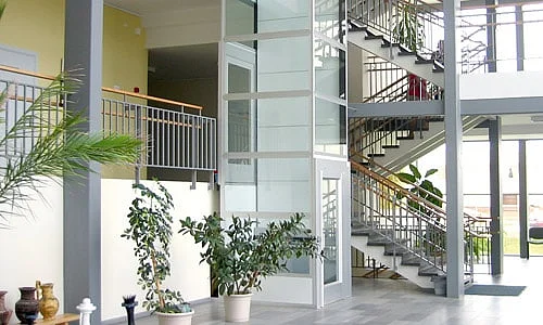Senkrechtlifte als Homelift mit Schacht und Foerderhoehe bis zu 16m. Flexibler Homelift mit Schacht