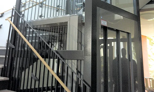 Eine Alternative zum Treppenlift wäre eine Senkrechtlift für innen. Alternative zum Treppenlift: Ein Senkrechtlieft im Innenbereich des Hauses