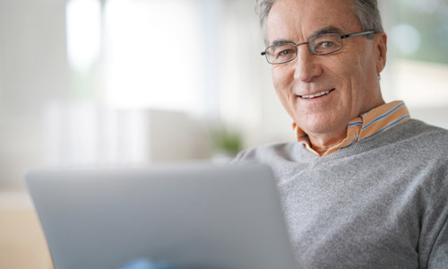 Kundenbewertungen ganz einfach am Laptop. Kunde bei der Treppenlift-Bewertung