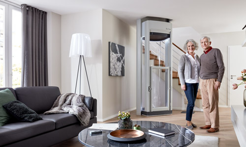 Der Lifton Senkrechtlifte für viel Komfort. Ehepaar mit dem eleganten Homelift